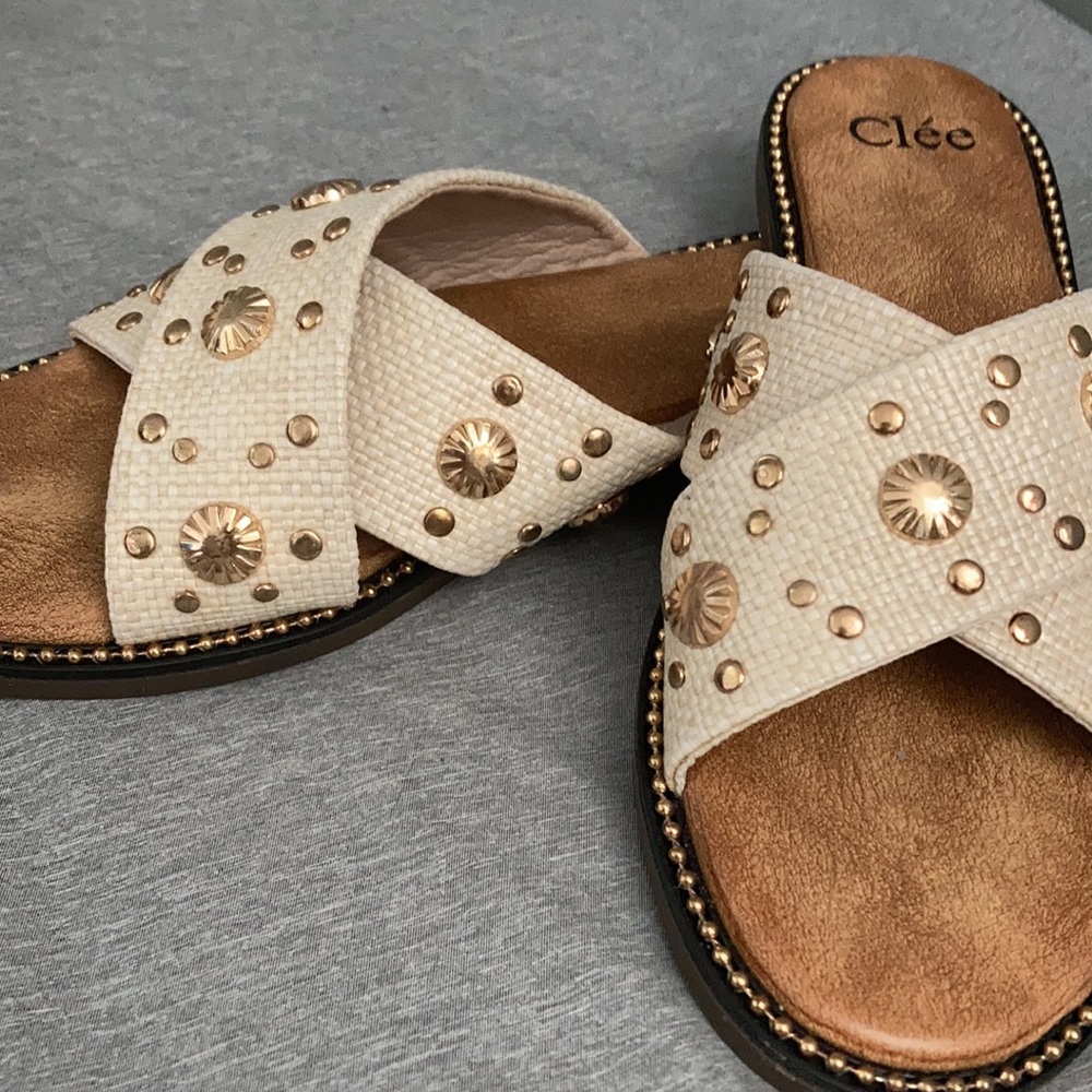 Medallion sandal
